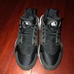 WOMEN'S NIKE AIR HUARACHE SHOES